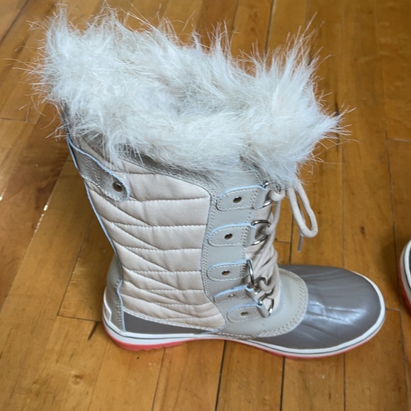 Sorel water proof boots 1 first pic similar boots not same obviously 😜 - Picture 6 of 10